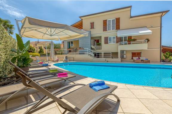 Villa Irena - Apartment II with shared pool 